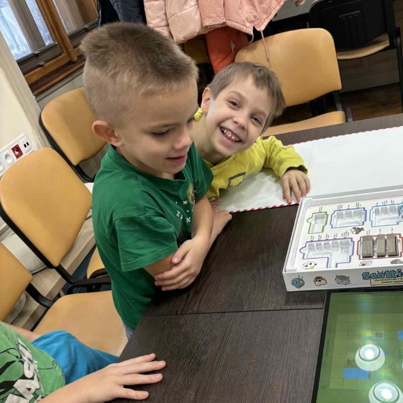 Uczniowie podczas kodowania Scottie Go! w Bibliotece Pedagogicznej