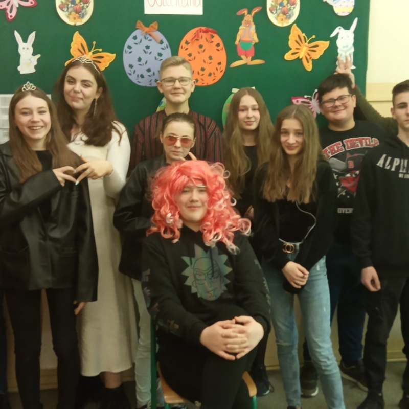 Uczniowie klasy 8a w przebraniach na dzień idola