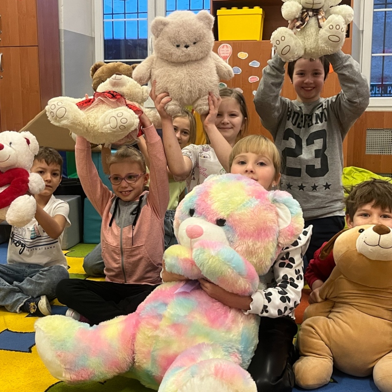 Dzień Misia w świetlicy- grupa uczniów ze swoimi misiami