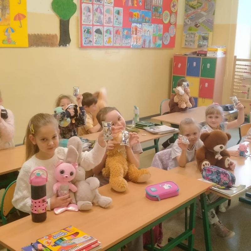 Dzieci z klasy 1b ciastkami-misiami