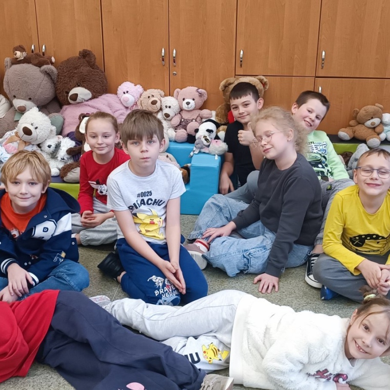 Uczniowie 3 klasy z misiami