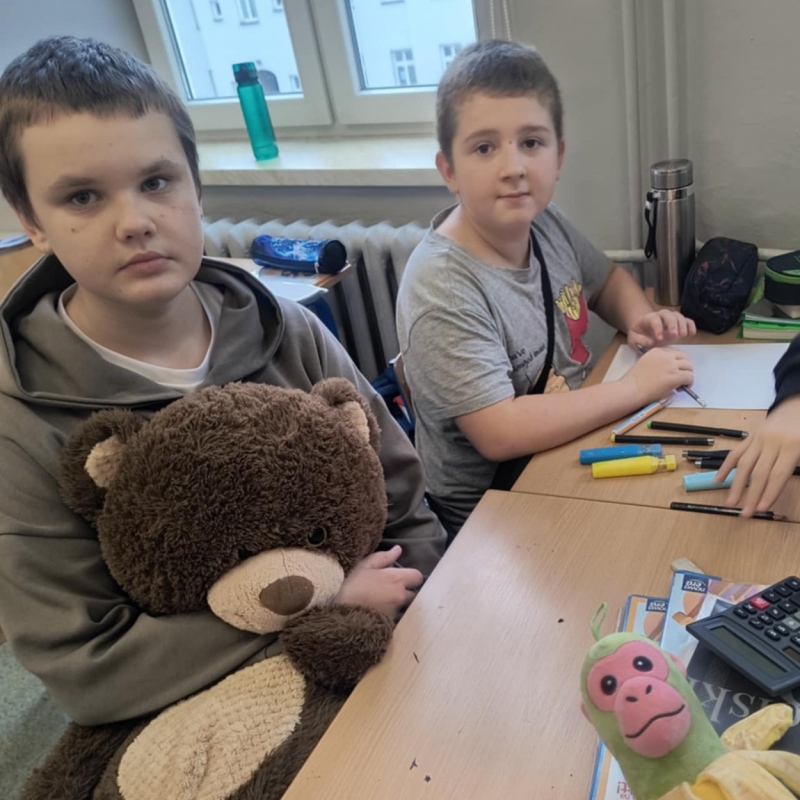 Uczniowie klasy 6 z misiami podczas lekcji