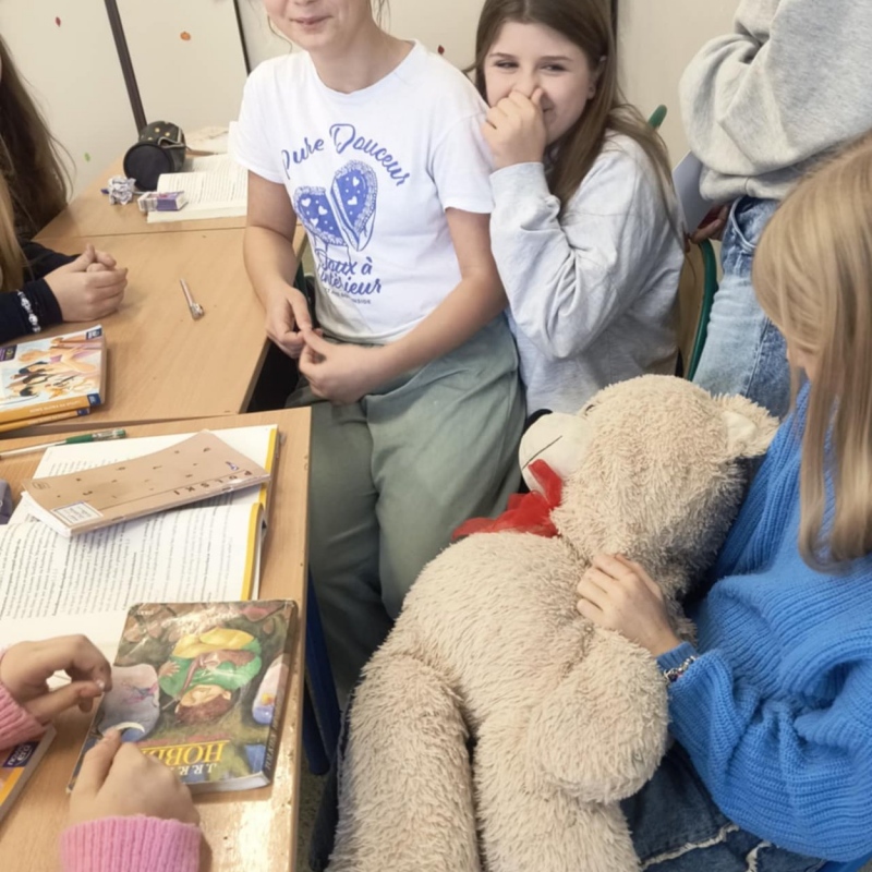 Uczniowie klasy 6 z misiami podczas lekcji