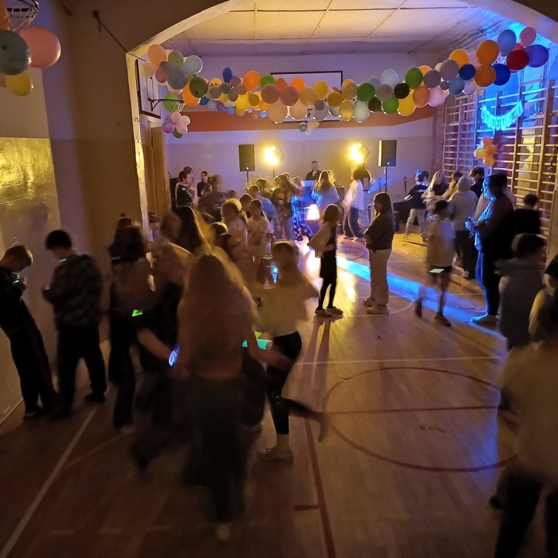 Uczniowie na sali gimnastycznej podczas dyskoteki klas starszych