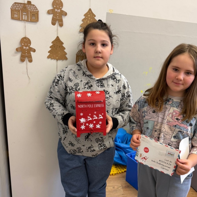 Uczennice ze skrzynką i listem