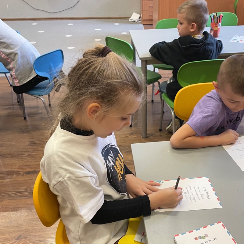 Uczniowie podczas tworzednia listu do Mikołaja