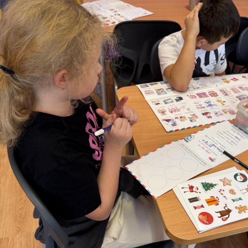 Uczniowie podczas tworzednia listu do Mikołaja