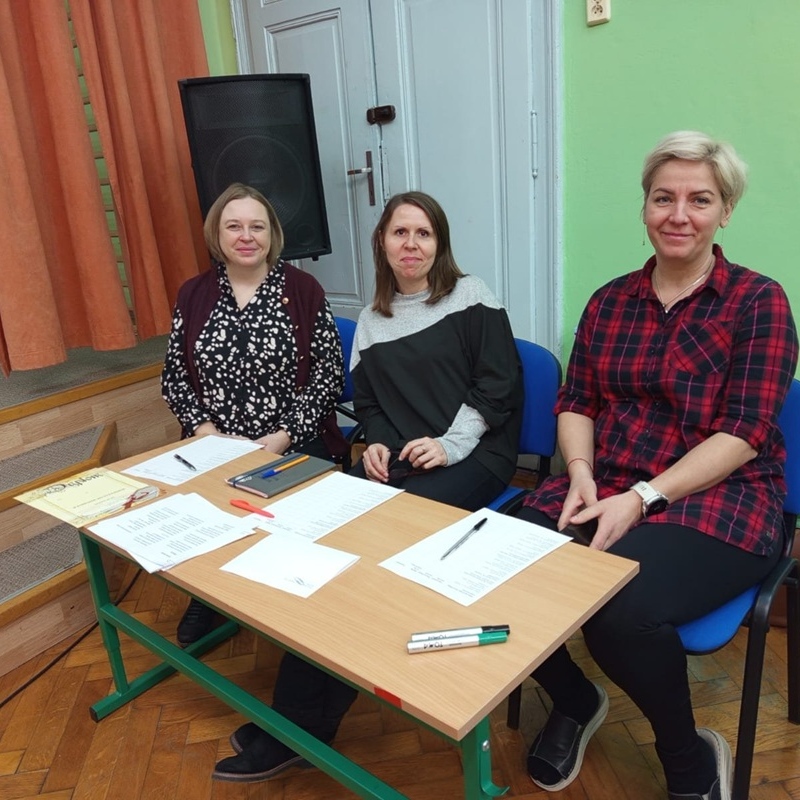 nauczycielki siedzą przy stole jako jury konkursu
