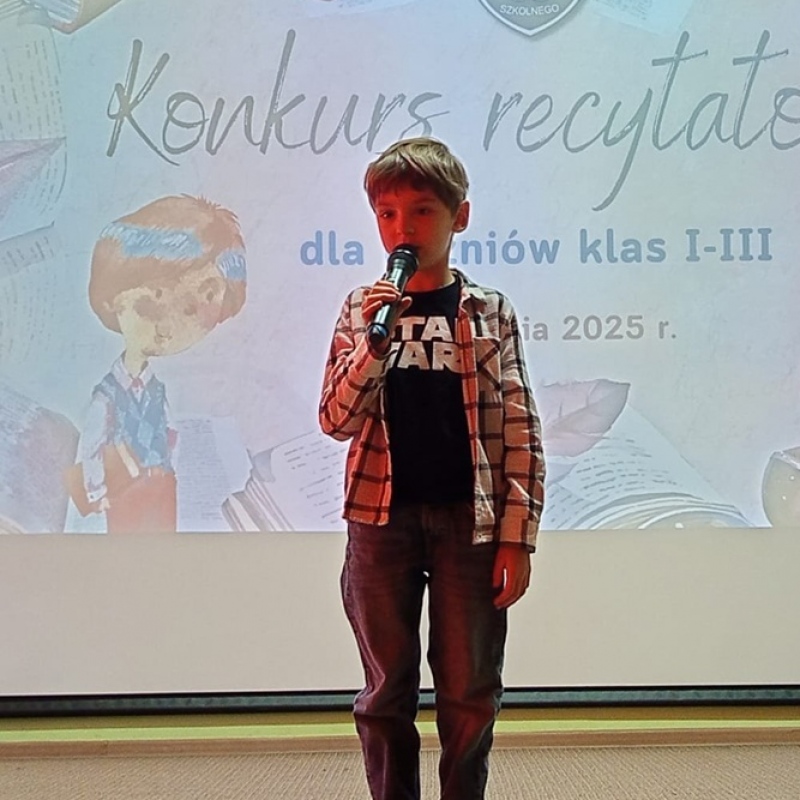 uczeń na scenie recytuje wiersz