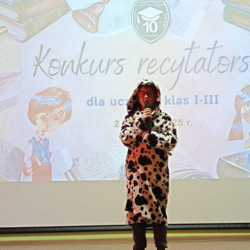 uczennica na scenie recytuje wiersz