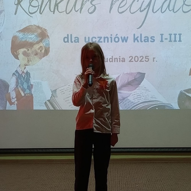 uczeń na scenie recytuje wiersz