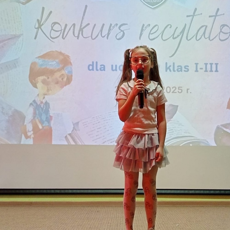 uczennica na scenie recytuje wiersz