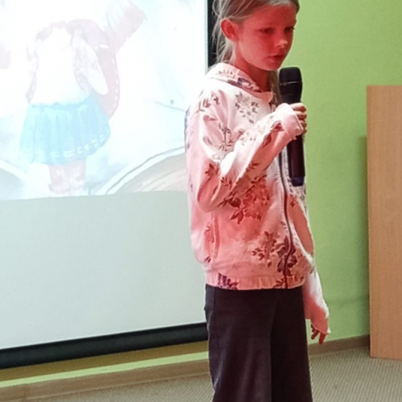 uczennica na scenie recytuje wiersz