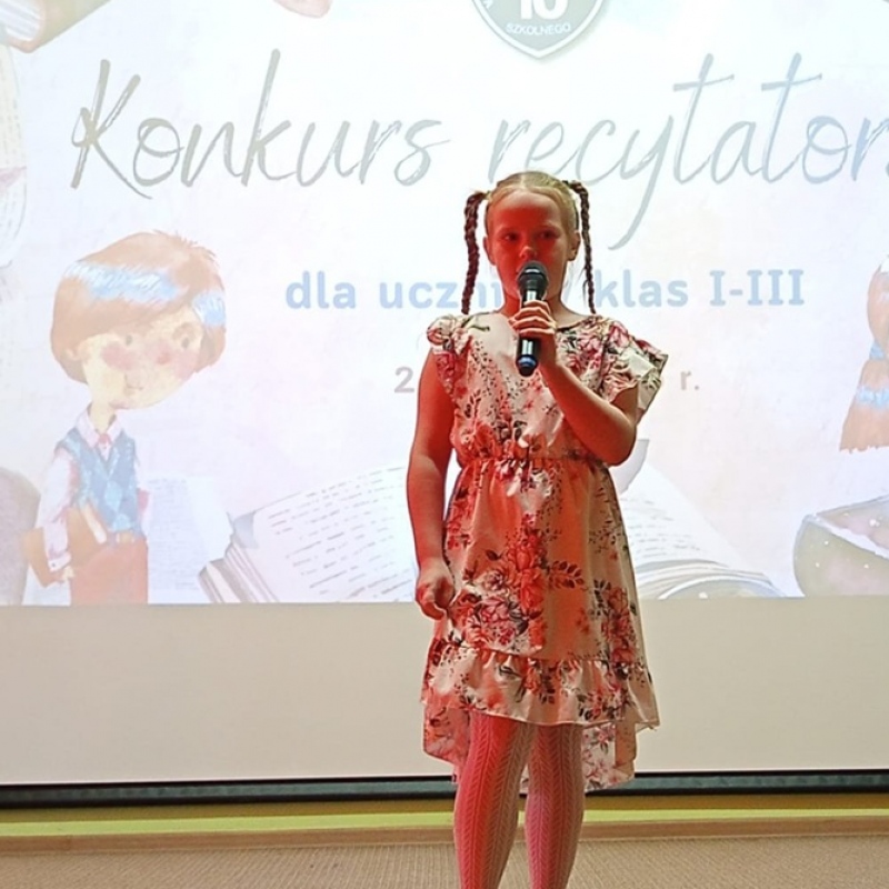 uczennica na scenie recytuje wiersz