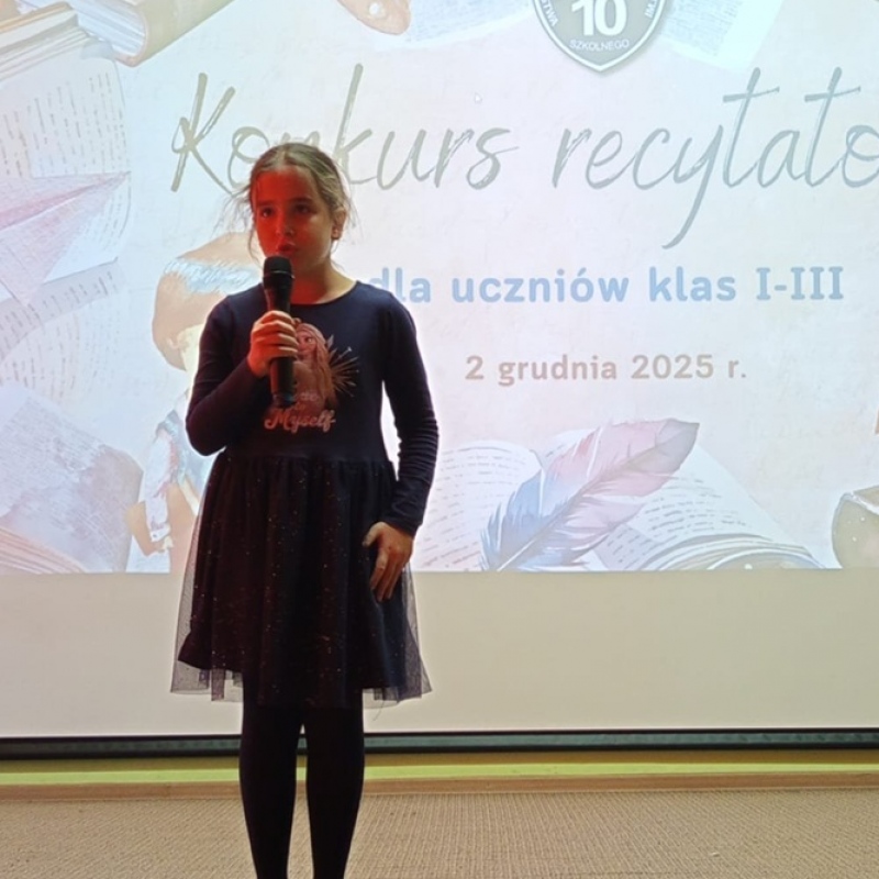 uczennica na scenie recytuje wiersz