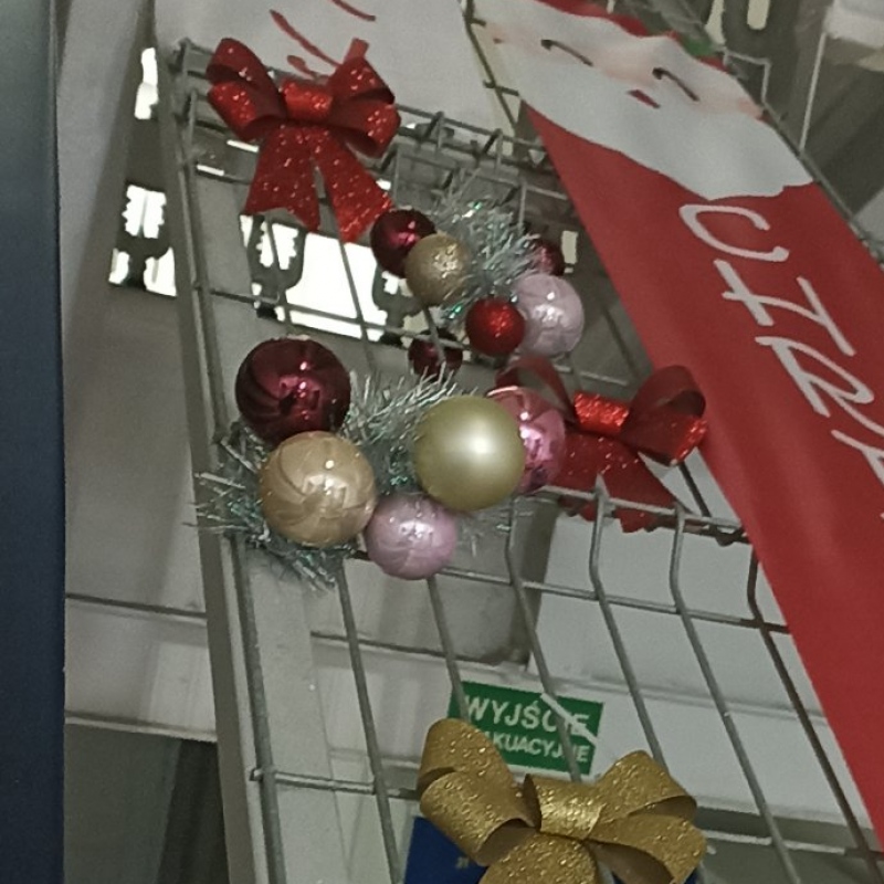 Dekoracje na szkolnym korytarzu