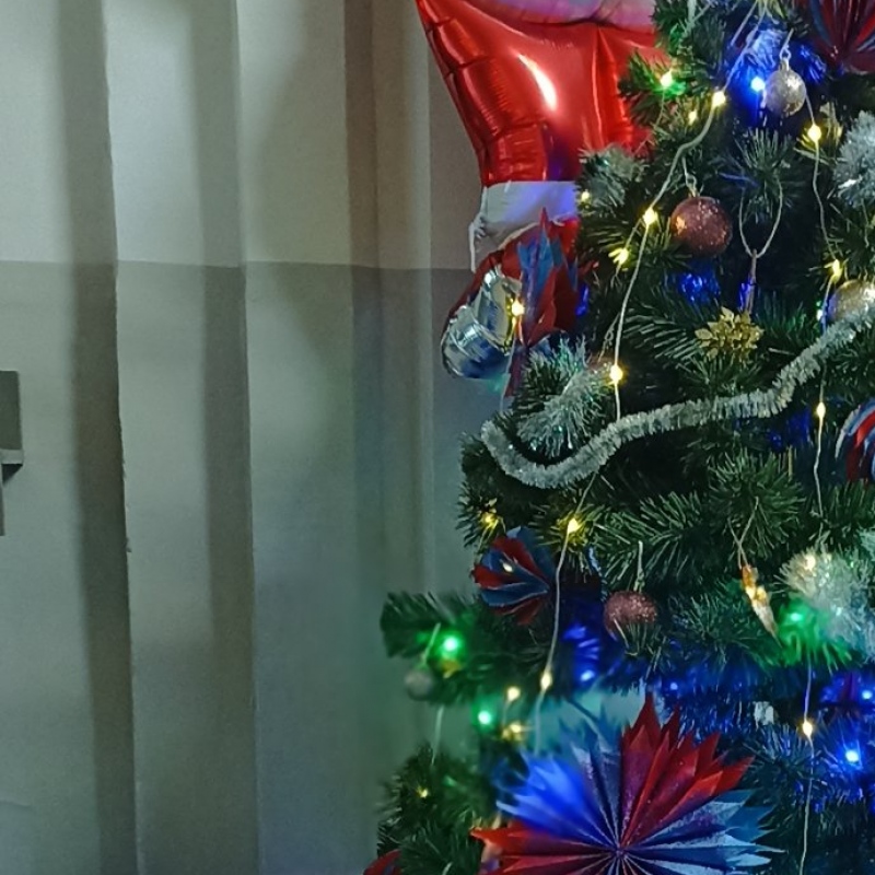 Dekoracje na szkolnym korytarzu