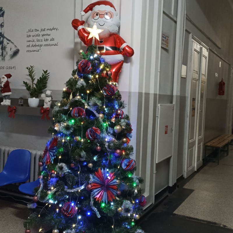 Dekoracje na szkolnym korytarzu