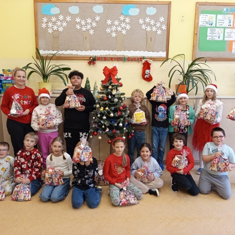 Mikołajki w klasie 2a - zdjęcie klasowe z choinką