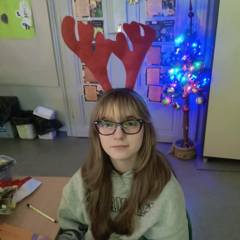 Uczniowie klasy 6 z prezentami