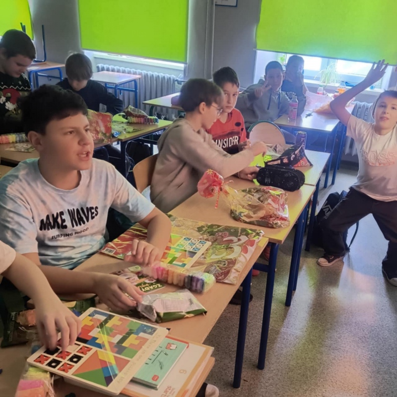 Uczniowie klasy 6 z prezentami