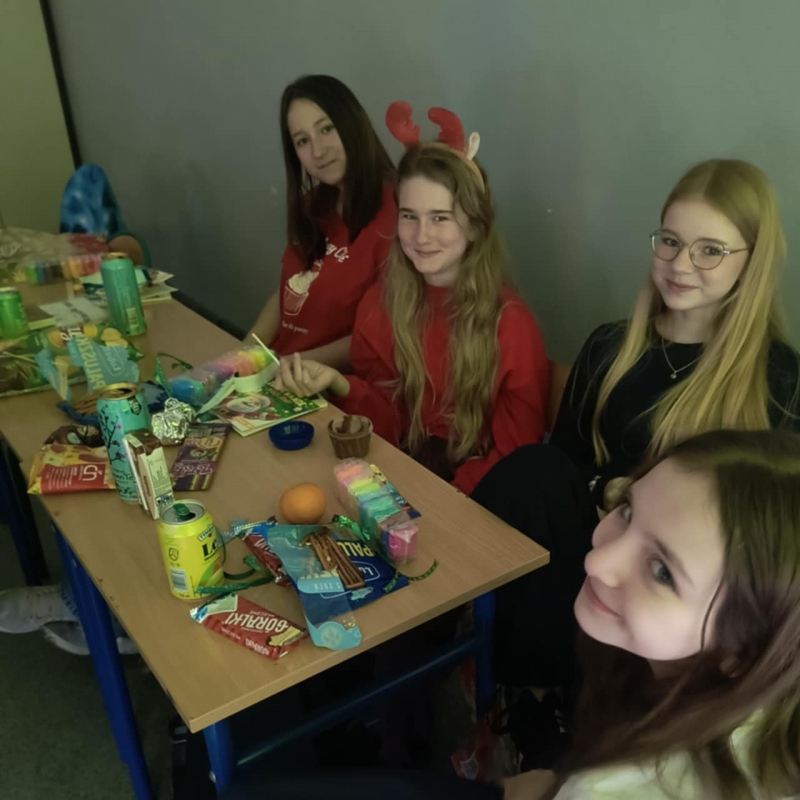 Uczniowie klasy 6 z prezentami