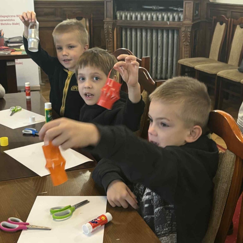 Dzieci podczas wykonywania ozdób na choinkę