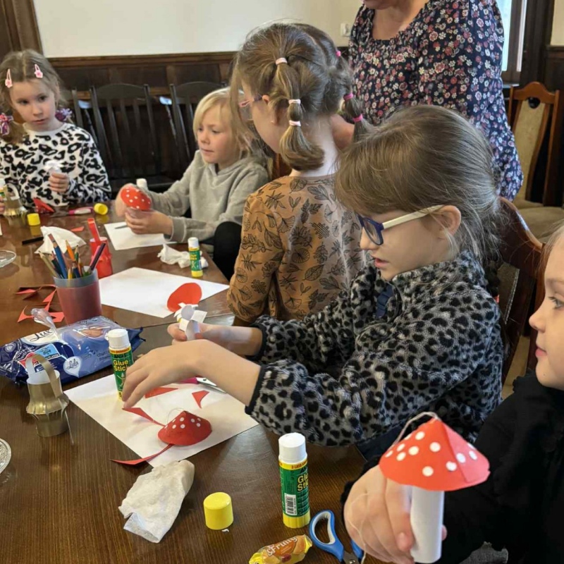 Dzieci podczas wykonywania ozdób na choinkę