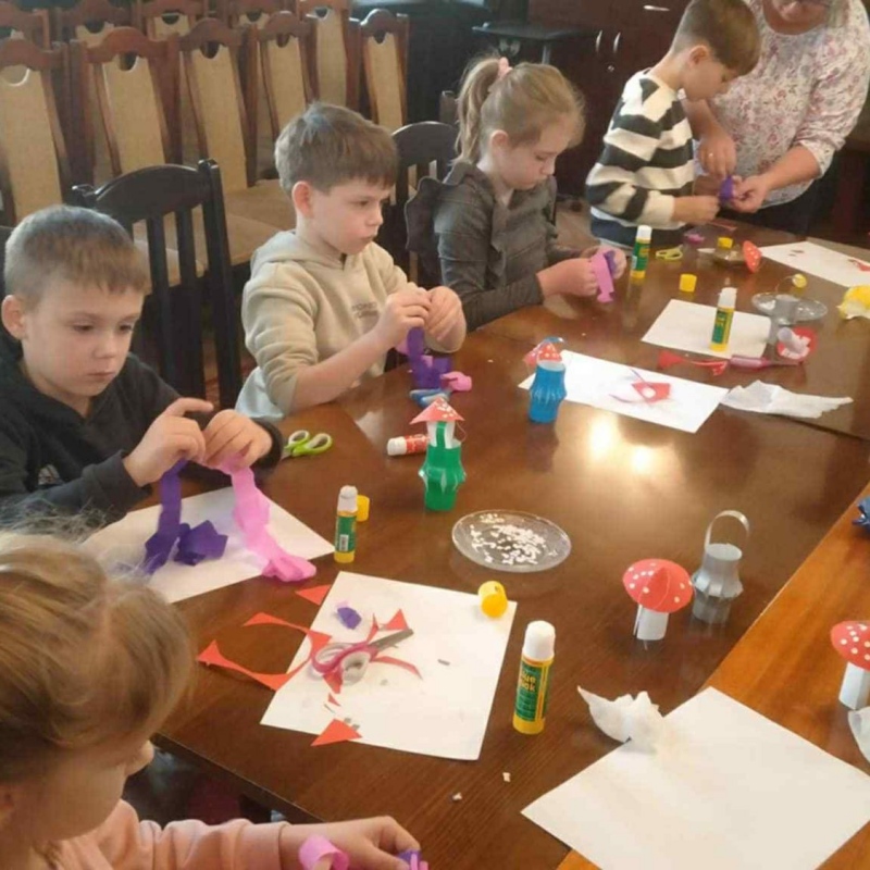 Dzieci podczas wykonywania ozdób na choinkę