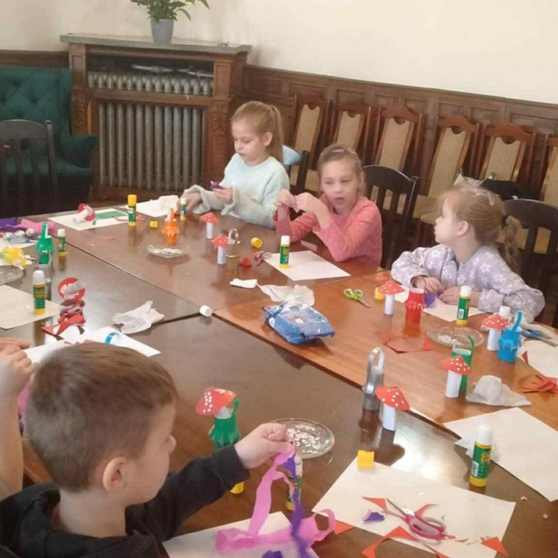 Dzieci podczas wykonywania ozdób na choinkę