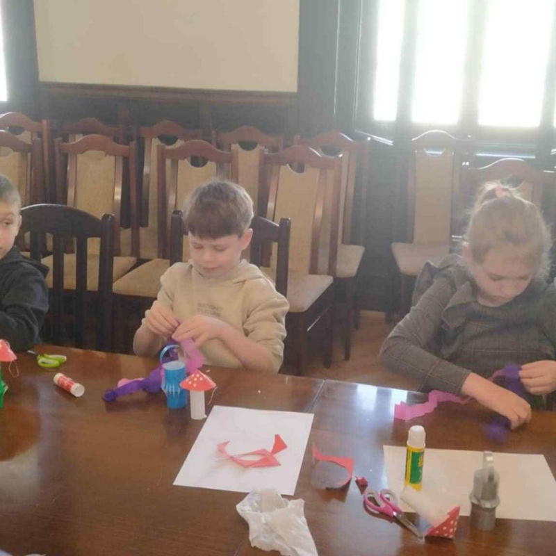 Dzieci podczas wykonywania ozdób na choinkę