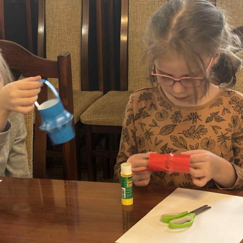 Dzieci podczas wykonywania ozdób na choinkę