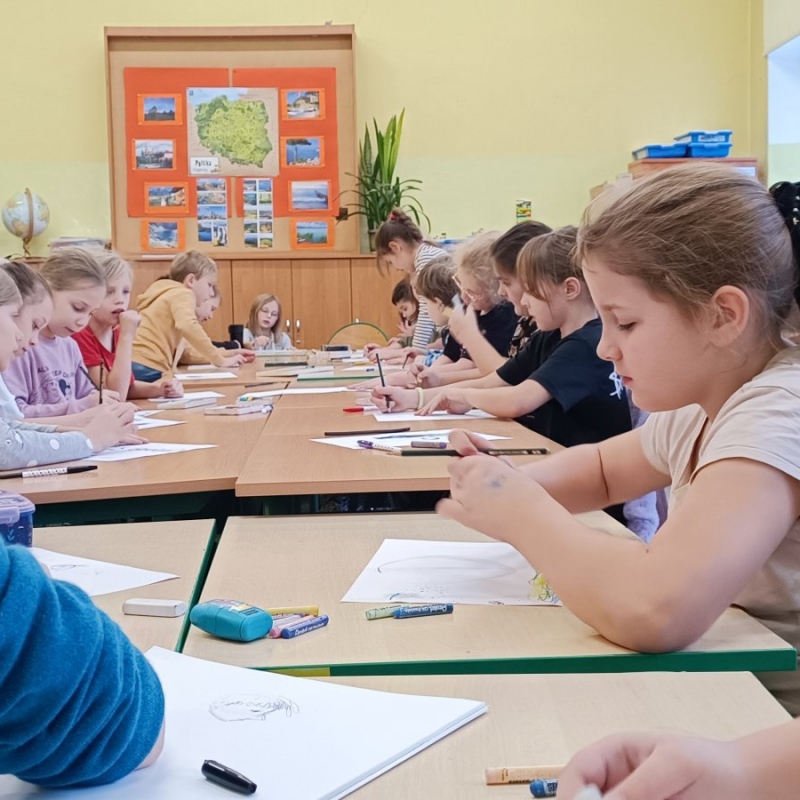 Uczniowie klasy 3 podczas  twórczej pracy