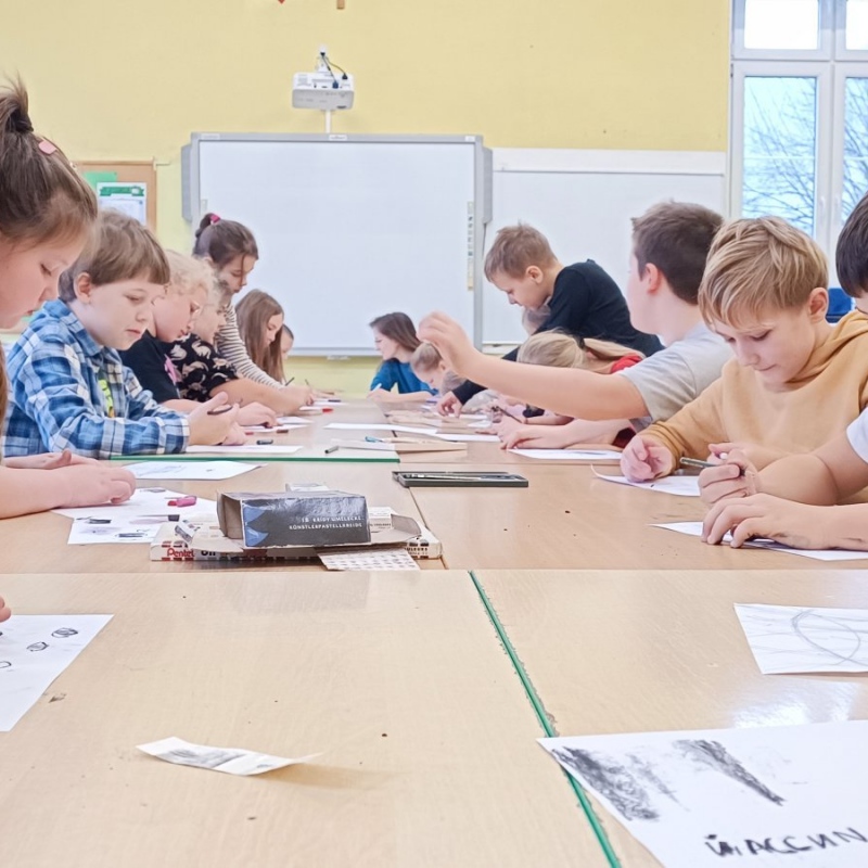 Uczniowie klasy 3 podczas twórczej pracy