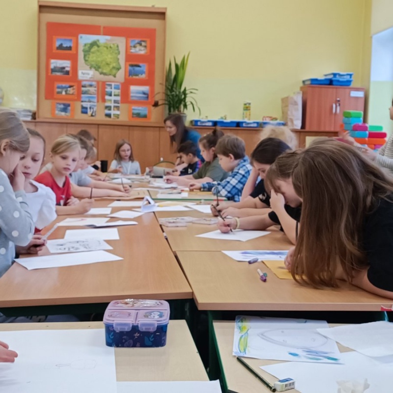 Uczniowie klasy 3 podczas twórczej pracy