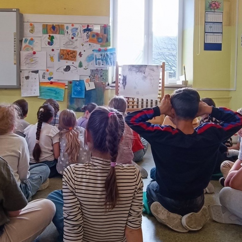 Uczniowie klasy 3 podczas wystawy swoich prac