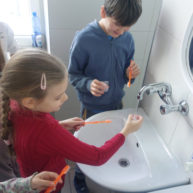 Uczniowie przygotowują przybory do mycia zębów