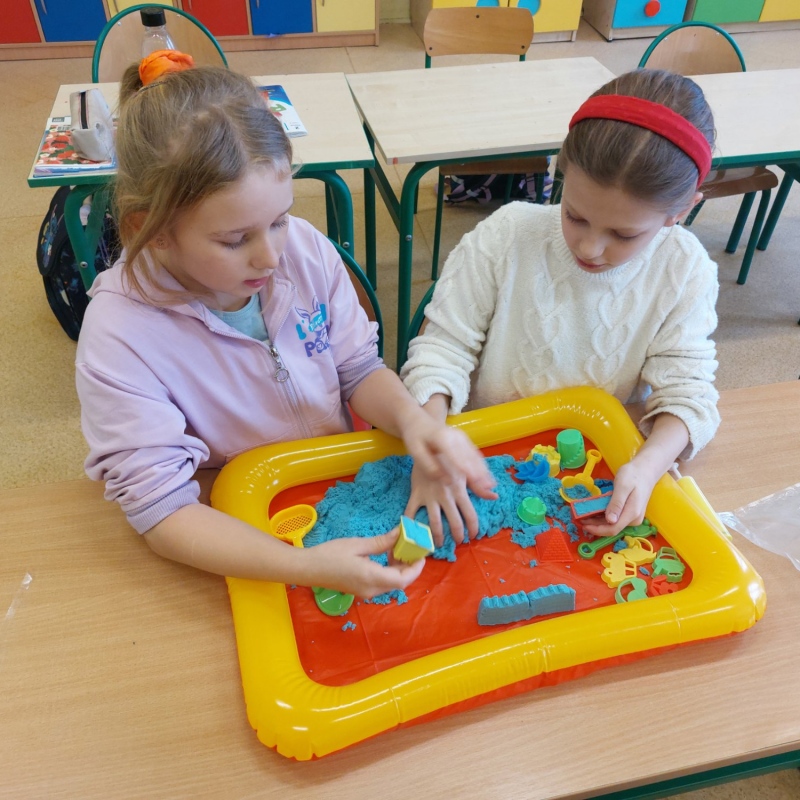 Uczniowie podczas zabaw sztucznym śniegiem