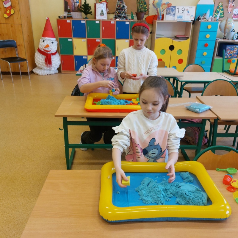 Uczniowie podczas zabaw sztucznym śniegiem