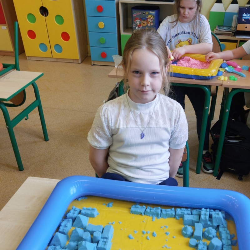 Uczniowie z przygotowanym sztucznym śniegiem