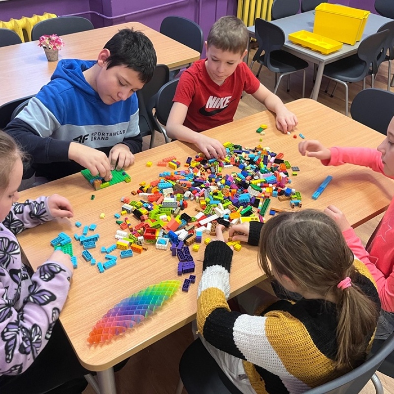 uczniowie budują z klocków lego