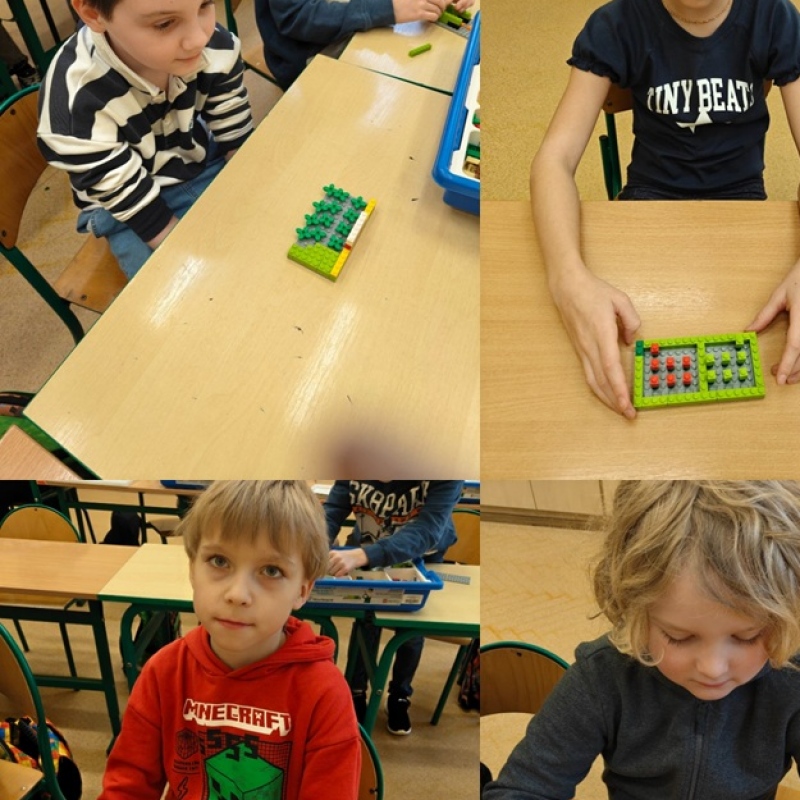 uczniowie budują z klocków lego