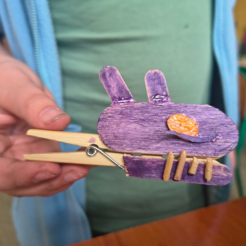 Prace uczniów na lekcji techniki ze spinaczy