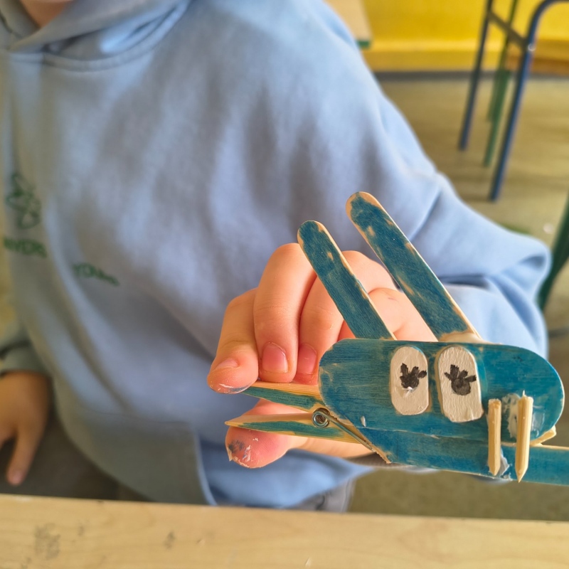 Prace uczniów na lekcji techniki ze spinaczy