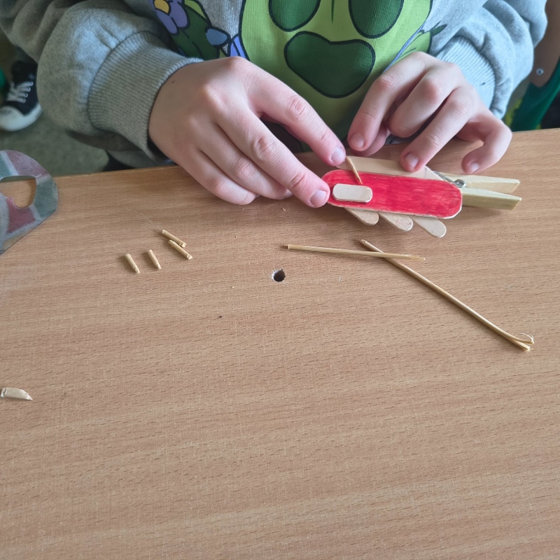 Prace uczniów na lekcji techniki ze spinaczy