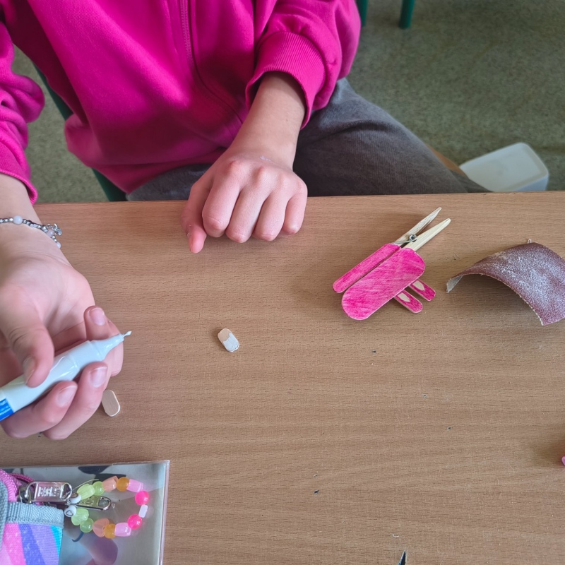 Prace uczniów na lekcji techniki ze spinaczy