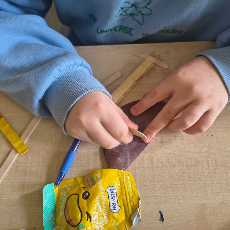 Prace uczniów na lekcji techniki ze spinaczy