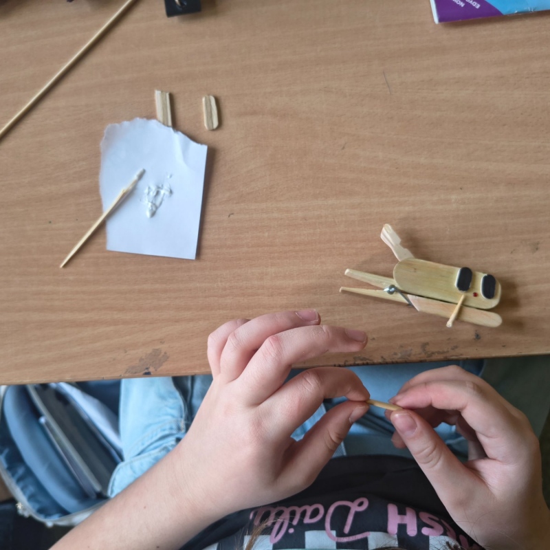 Prace uczniów na lekcji techniki ze spinaczy