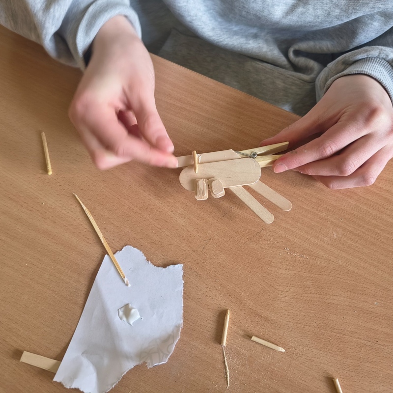 Prace uczniów na lekcji techniki ze spinaczy