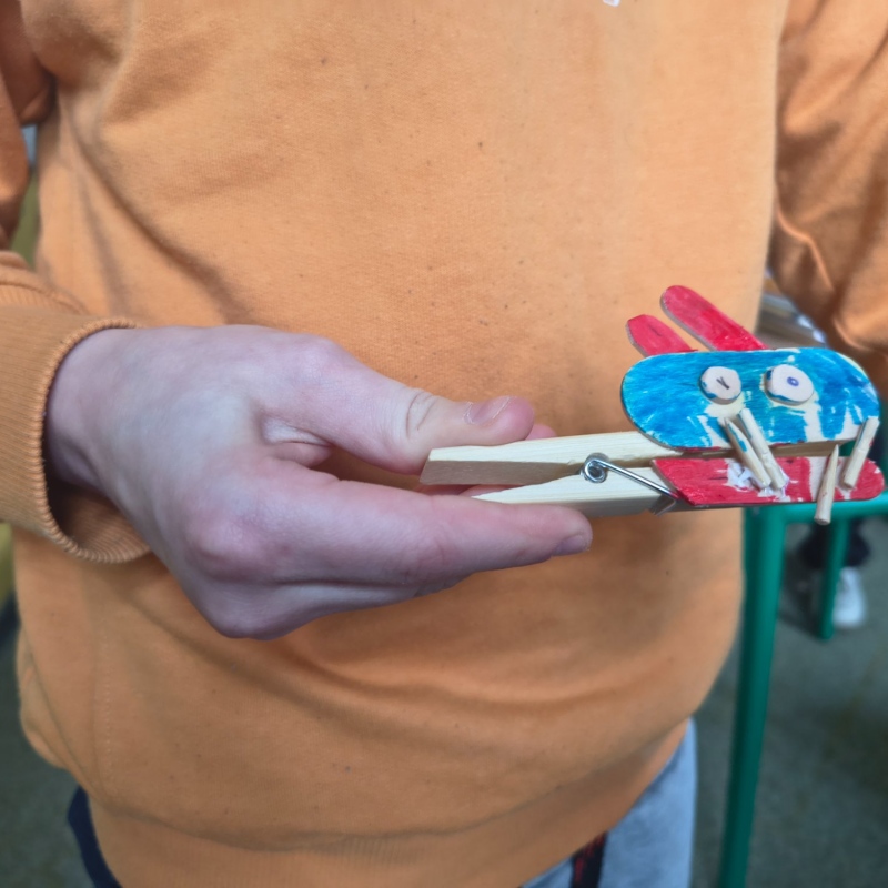 Prace uczniów na lekcji techniki ze spinaczy